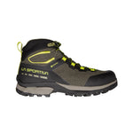 La chaussure de randonnée La Sportiva TX Hike Mid GTX, présentée en noir, gris et jaune avec une semelle robuste et des panneaux en maille recyclée, comporte des accents jaunes et est présentée de profil sur un fond blanc.