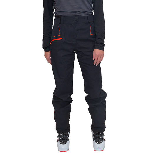 On voit une personne, de la taille aux pieds, portant un pantalon La Sportiva Crizzle EVO Shell Pants Women's avec des touches de rouge, un haut à manches longues noir et des chaussures de ski grises, sur fond blanc. Ce pantalon de protection pour femme de La Sportiva offre une protection exceptionnelle contre les intempéries.
