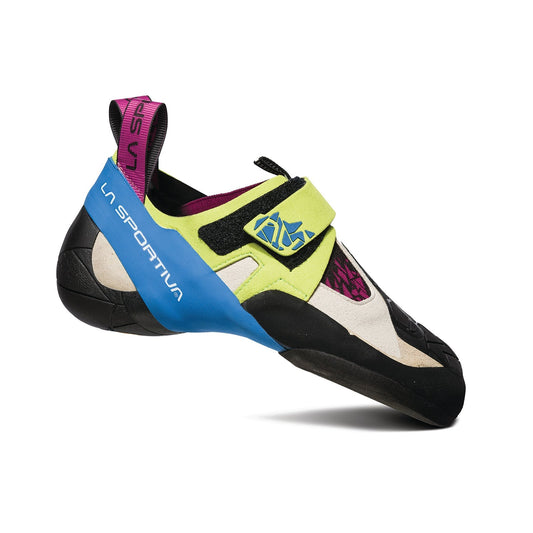 Le chausson d'escalade La Sportiva Skwama Women est caractérisé par un talon bleu, une tige jaune et blanche, un bout noir, une bande Velcro et une languette rose - idéale pour les voies techniques - sur fond blanc.